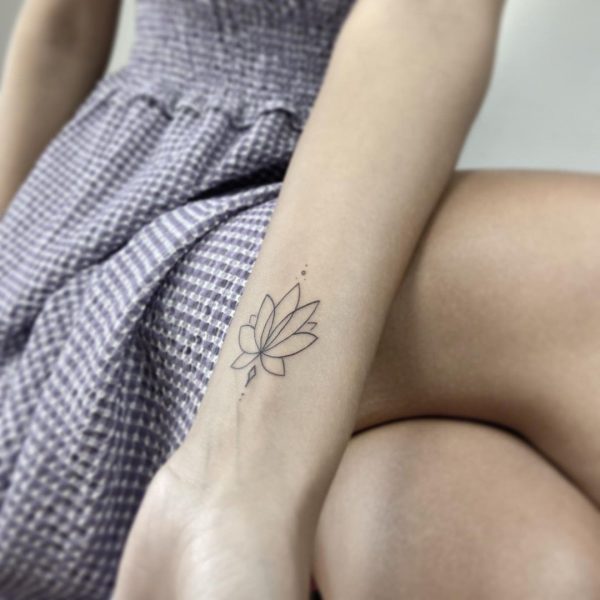Minimalistisches Lotusblumen-Tattoo am Handgelenk