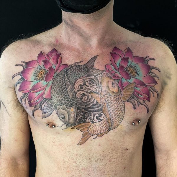 Lotusblüten-Tattoo auf der Brust