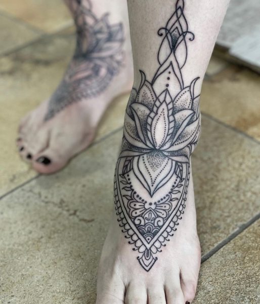 Tatuaż kwiat lotosu na stopie