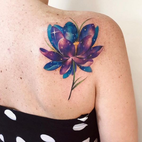 Niebieski i fioletowy lotosowy tatuaż