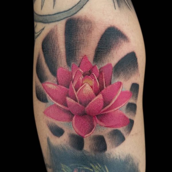 Tatuaż czerwony kwiat lotosu