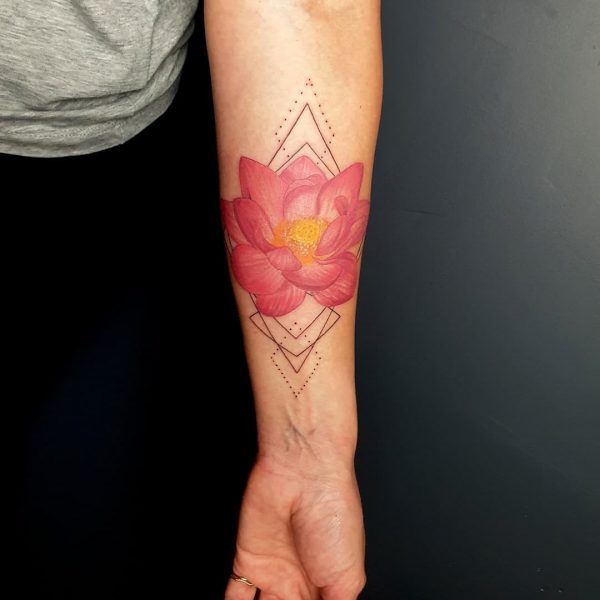 Tatuaż geometryczny czerwony kwiat lotosu
