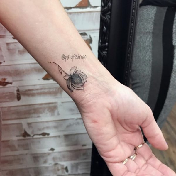 Tatuaż kwiatu lotosu na nadgarstku