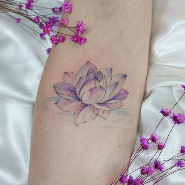 Mały fioletowy tatuaż lotosu