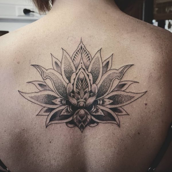 Tatuaż czarnego kwiatu lotosu