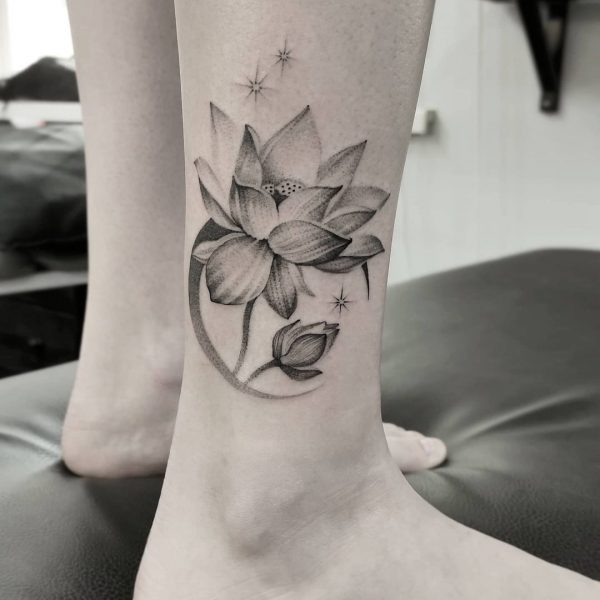 Knöchel-Lotusblumen-Tattoo