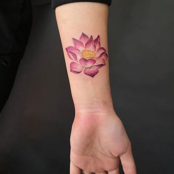 Lotusblüten-Tattoo am Handgelenk
