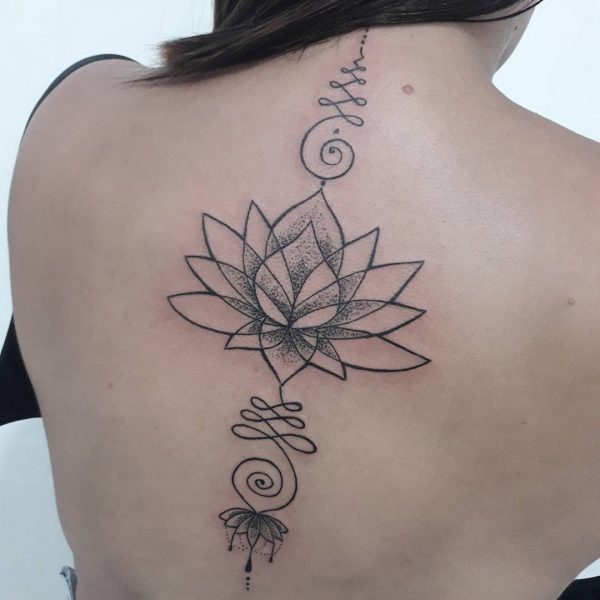 Tatuaż kwiatu lotosu na kręgosłupie