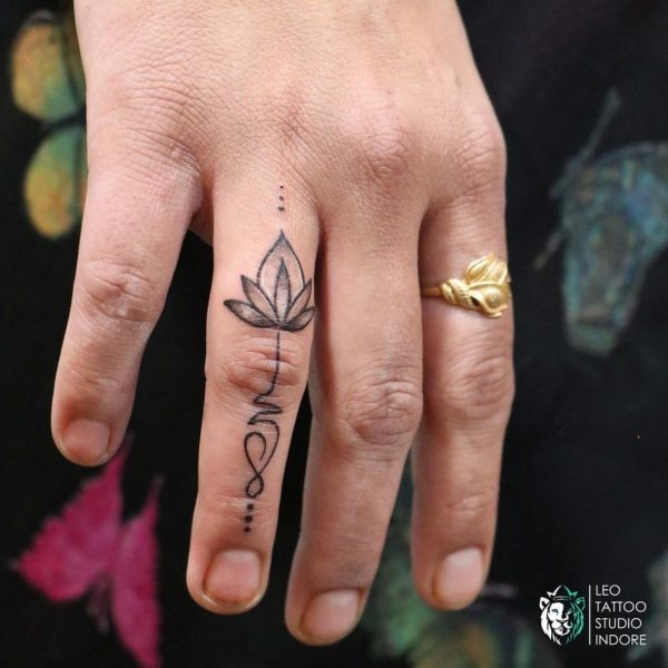 Tatuaż kwiatu lotosu na palcu