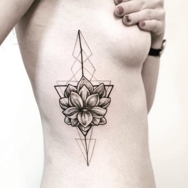 Żebro kwiat lotosu tatuaż
