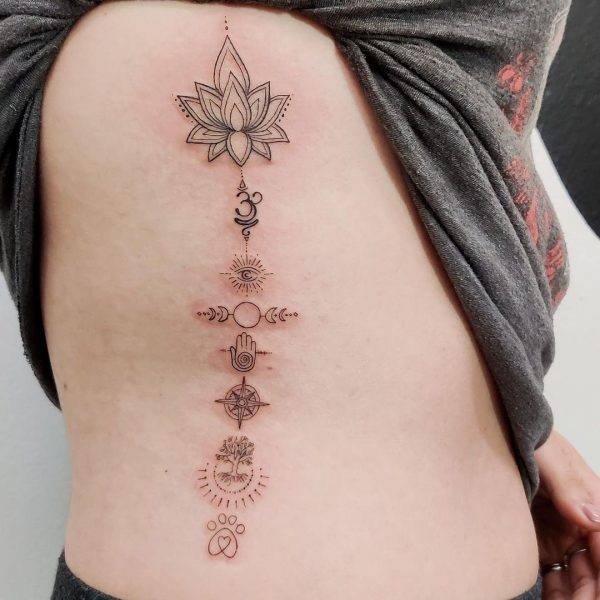 Kwiat lotosu na tatuażu żebra