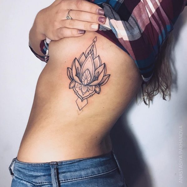Żebro kwiat lotosu tatuaż