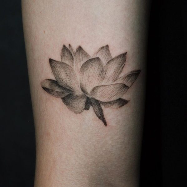 Schwarzes und graues Lotus-Tattoo