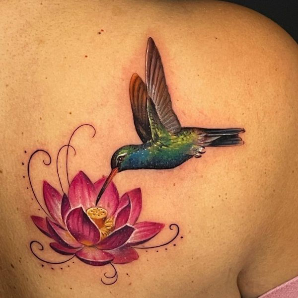 Tatuaż kolibra kwiat lotosu