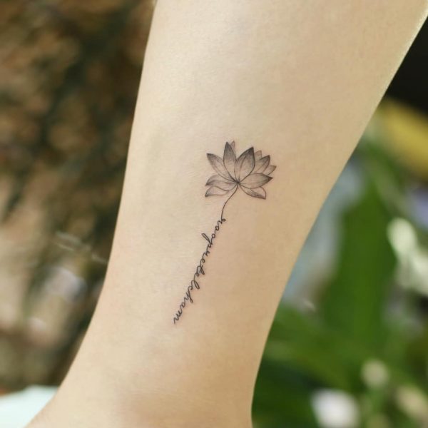 Kwiat lotosu z tatuażem łodygi