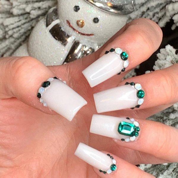 Białe świąteczne paznokcie z zielenią