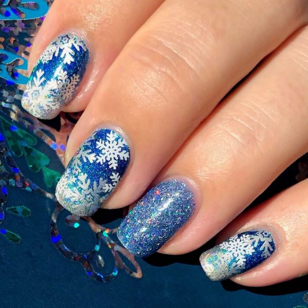 Świąteczne paznokcie z płatkami śniegu