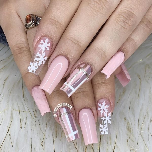 Różowe paznokcie z płatkami śniegu