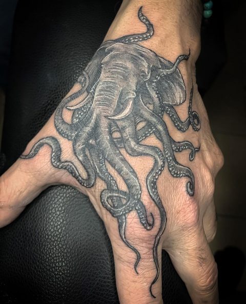 Tatuaż ośmiornicy słonia na dłoniach i palcach