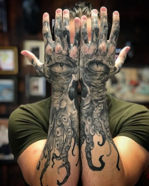 Oczy ośmiornicy na tatuażu dłoni i palców
