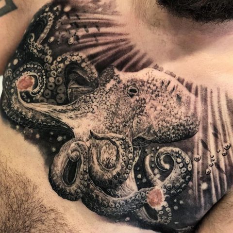 Tatuaż klatki piersiowej ośmiornicy