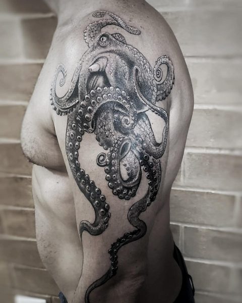 Realistyczny tatuaż ośmiornicy na ramieniu