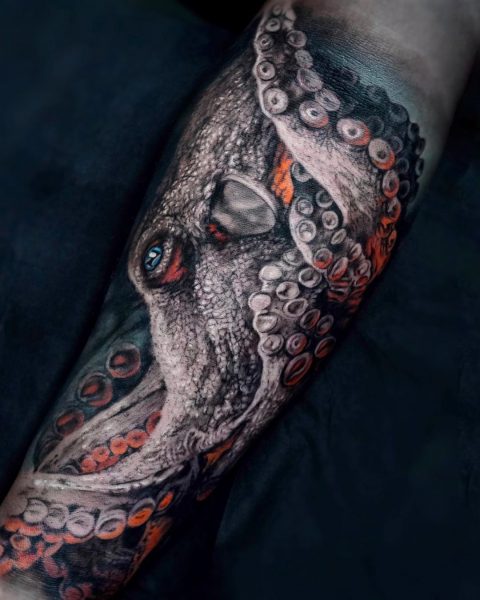 Realistyczny tatuaż Octopus kraken na przedramieniu