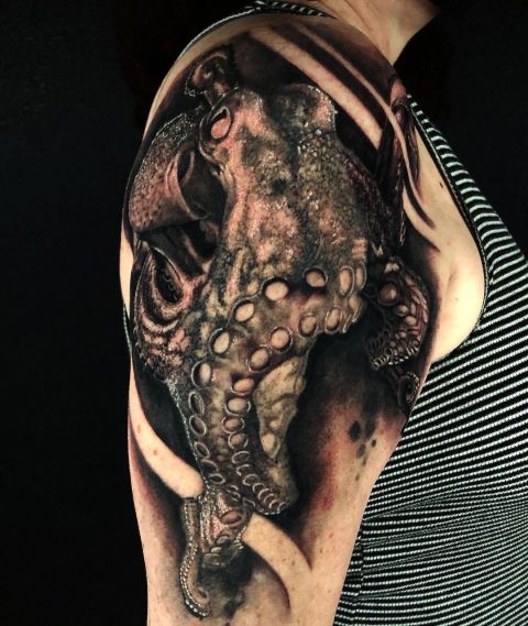 Tatuaż ośmiornicy z macką na ramieniu