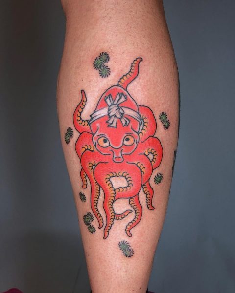 Tradycyjny tatuaż z czerwoną ośmiornicą dla kobiety