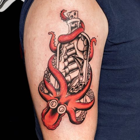 Neo tradycyjny tatuaż z czerwoną ośmiornicą i statek w butelce