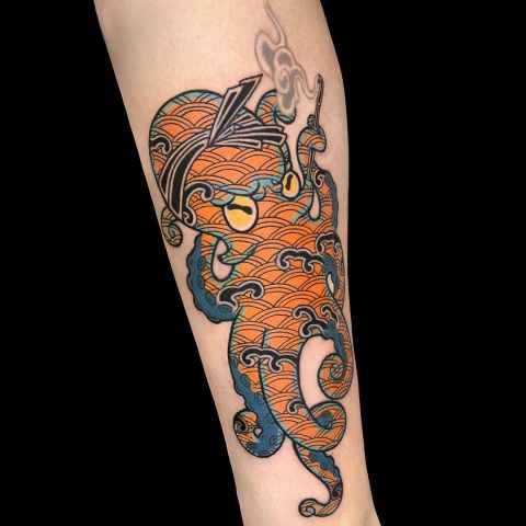 Pomarańczowy tatuaż z ośmiornicą dla kobiety