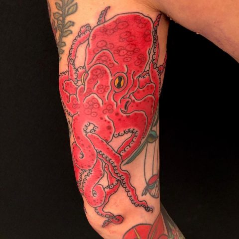 Japoński tatuaż z czerwoną ośmiornicą na ramieniu