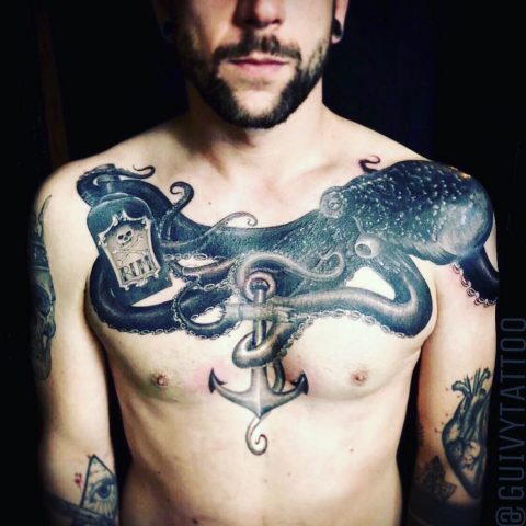 Kotwica Octopus tatuaż na klatce piersiowej