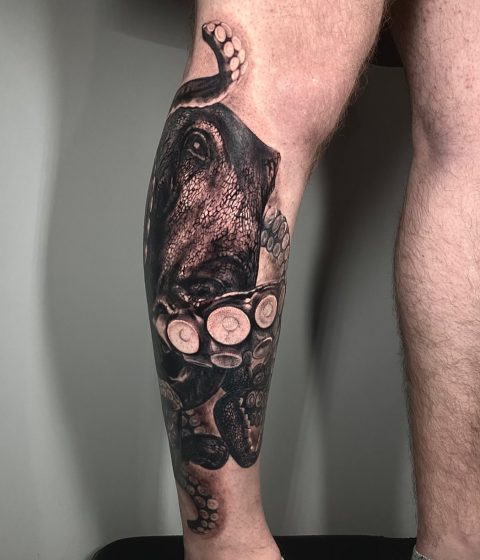 Kraken - gigantyczny tatuaż na nogę ośmiornicy