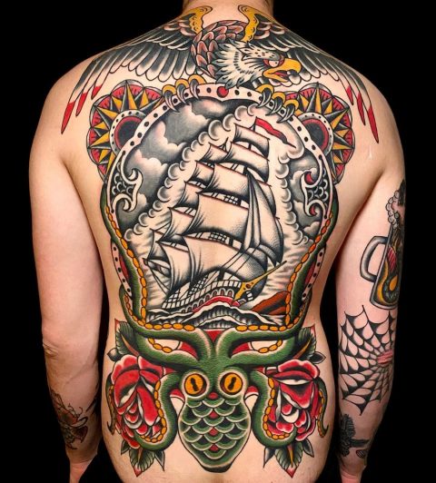 Japoński tatuaż ośmiornicy i statku na plecach