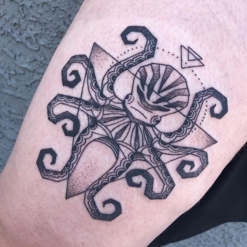 Trójkątny tatuaż z ośmiornicą