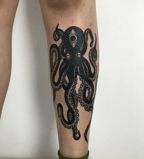 Czarno-biały tatuaż ośmiornicy na nodze