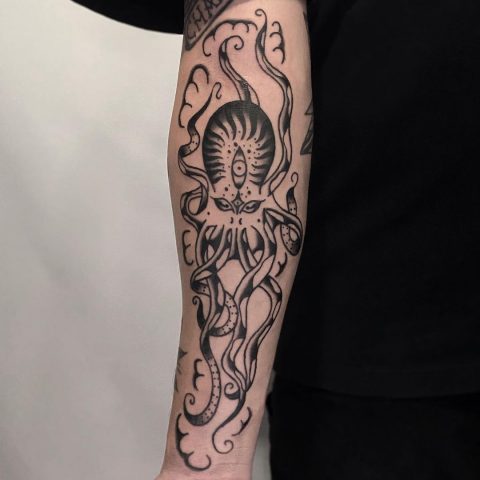 Plemienny tatuaż ośmiornicy na ramieniu