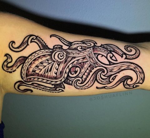 Polinezyjski tatuaż na ramieniu ośmiornicy