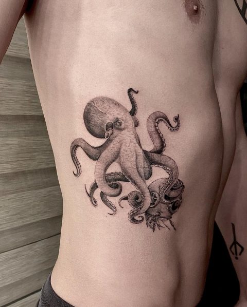 Prosty tatuaż z ośmiornicą i akwalungiem