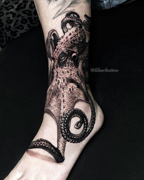 Tatuaż na nodze ośmiornicy