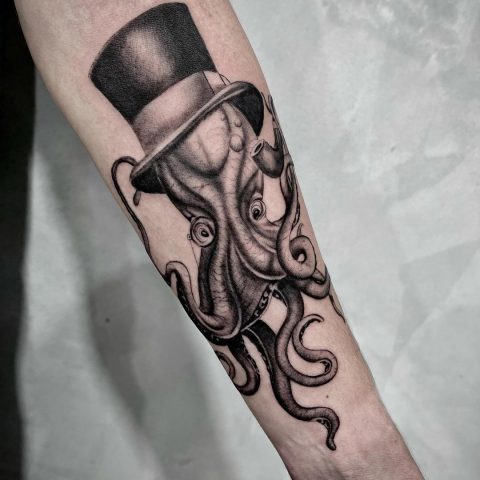 Steampunkowy tatuaż ośmiornicy na przedramieniu