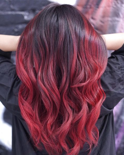 Rotes Ombre auf schwarzem Haar