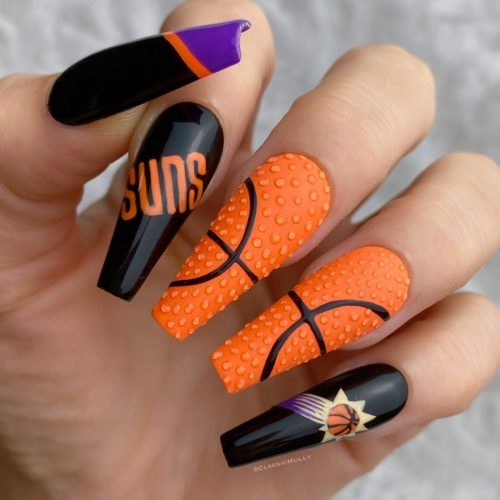 Orange und schwarze Nagelkunst