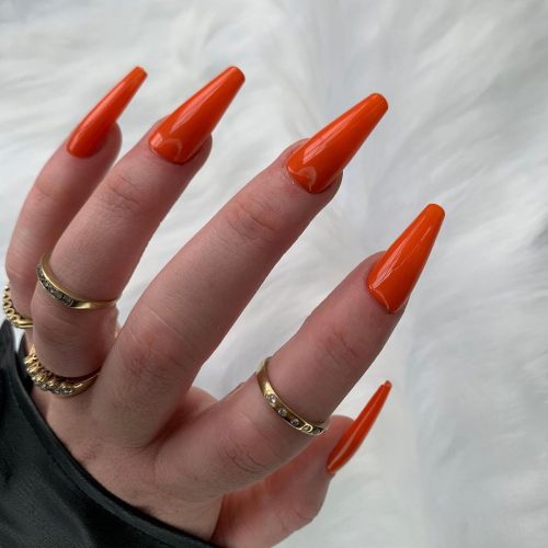 Gebrannte orangefarbene Stiletto-Nägel