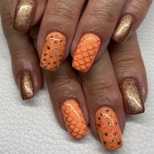 Goldene und orangefarbene Nägel
