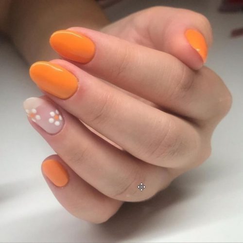 короткие оранжевые ногти