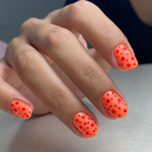 Orange und rote Nägel