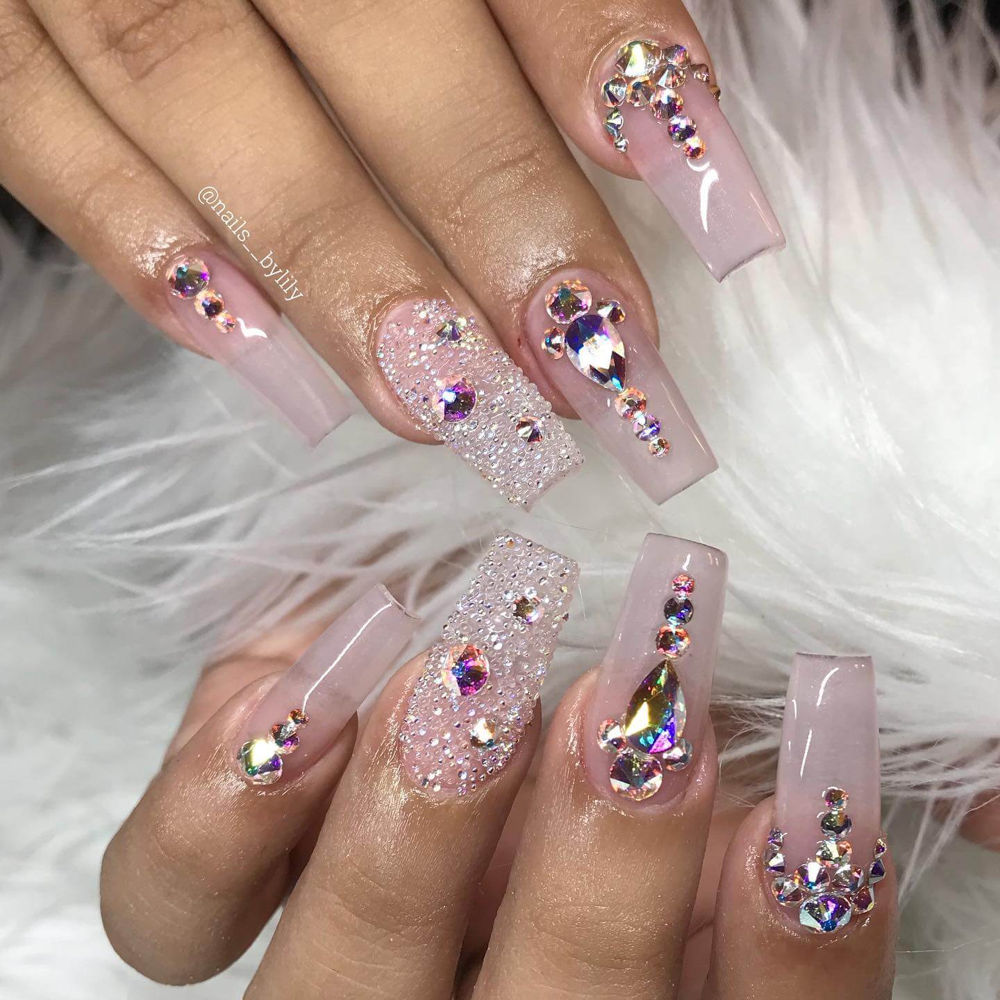 прозрачный розовый дизайн ногтей с блёстками