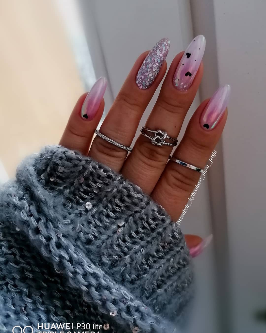pale pink and neutral gray nails